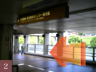 エスカレータを降りて、小田急・ 京王多摩センター駅方面に向かって進みます。